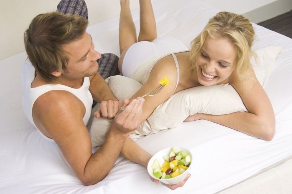 la femme et l'homme mangent de la salade pour la puissance