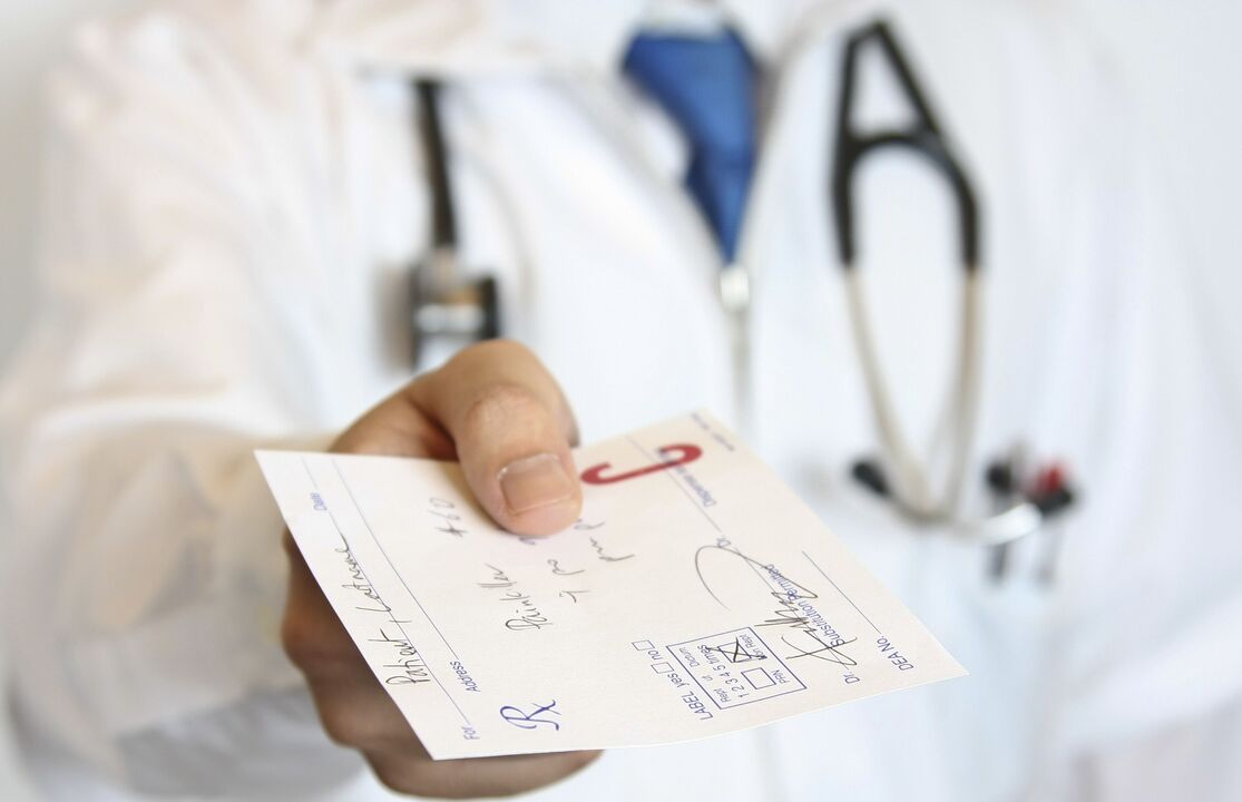 Le médecin donne une prescription pour le traitement des problèmes de puissance après 50 ans.