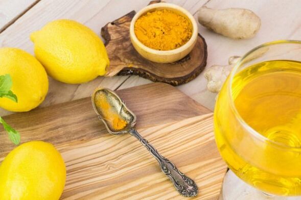 Boire avec du citron, du gingembre et du curcuma pour améliorer la puissance