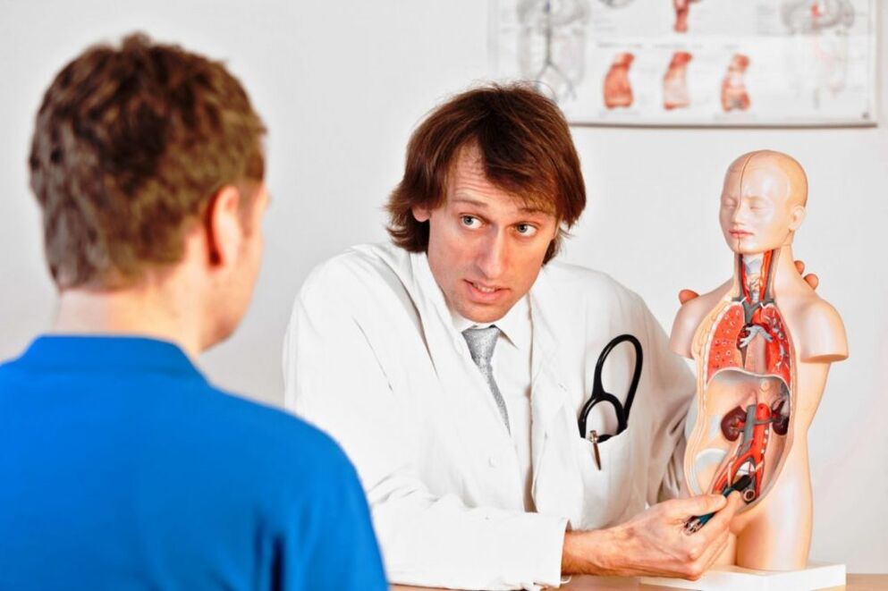 Le médecin conseille le patient sur les raisons qui inhibent la puissance